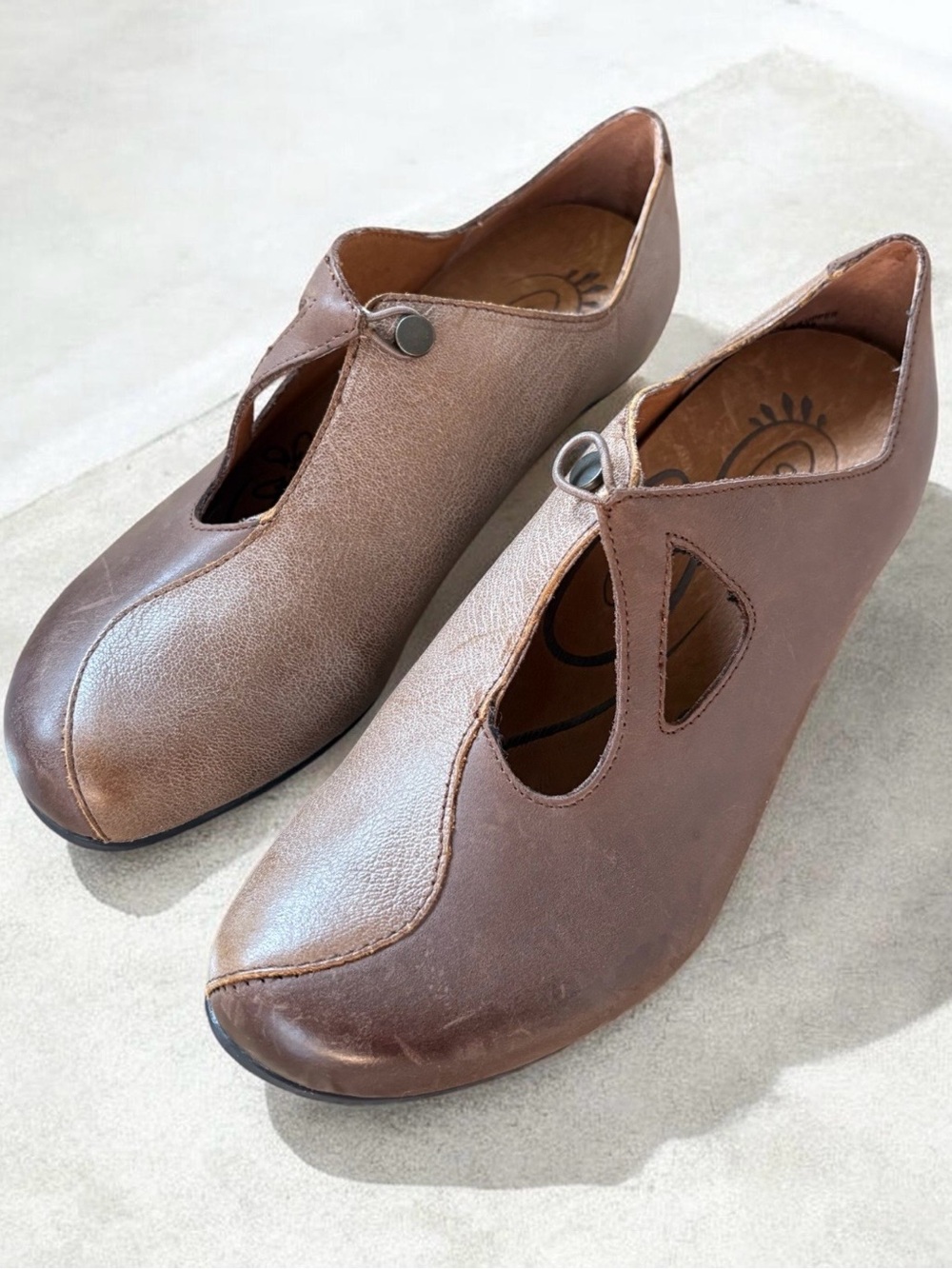 NWOT Aetrex Taupe Leather Low Heel Mary Jane’s Size 7 Artsy and Unique - Picture 3 of 11